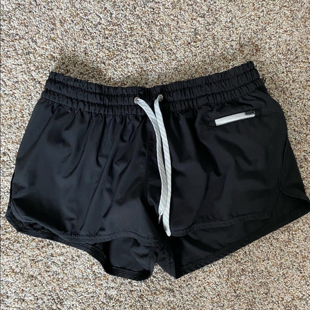 Womens vuori clementine shorts. Medium